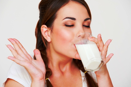 Poza cu femeie cae bea lapte