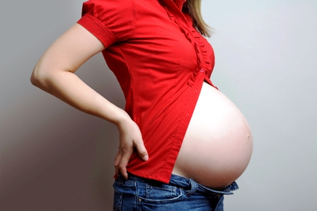 Poza femeie gravida cu burtica mare