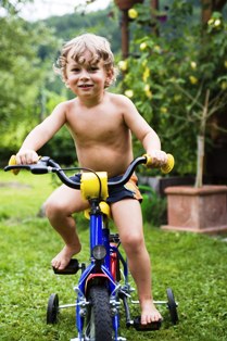 Poza copil pe bicicleta