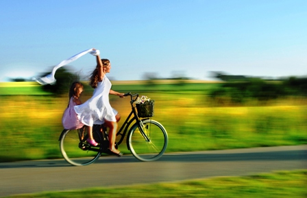 Poza mama si copilul pe bicicleta