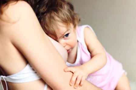 10 motive pentru a-ți alăpta copilul de peste 1 an (toddler) – Alăptează!