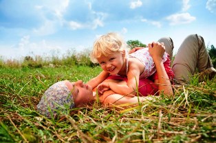 poza mama si copil fericiti la iarba verde