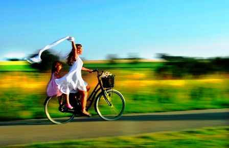 poza mama si copilul pe bicicleta