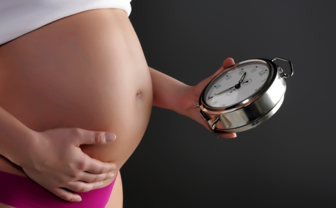 poza femeie gravida travaliu contractii