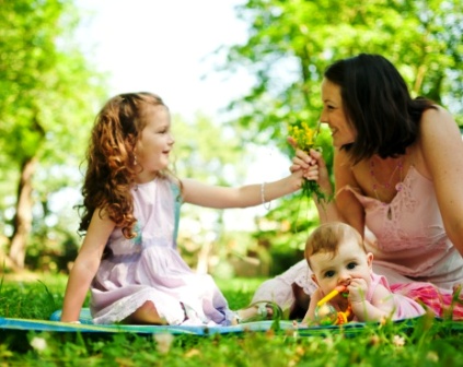 poza mama si copiii la picnic