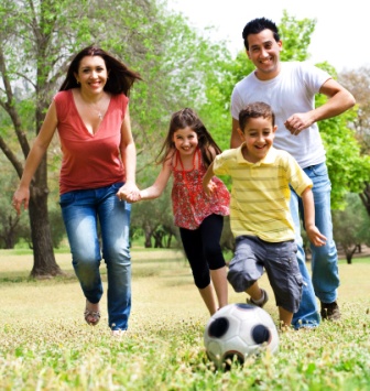 poza familie alearga in parc cu copiii