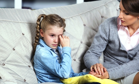 Bataia copiilor: o solutie? poza copil suparat si mama stau de vorba