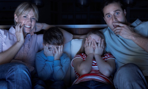 Violenta de pe micul ecran: Ce lectii invata copiii de la televizor? poza mama, tata si copiii la televizor