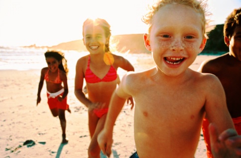 poza copii alearga pe plaja