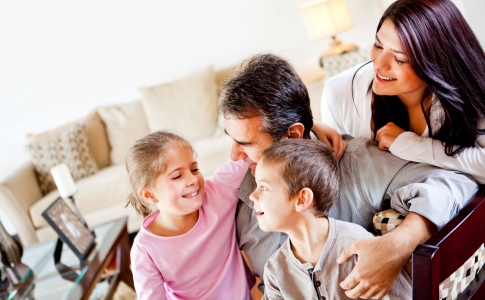 poza timp in familie, mama, tata si copiii 