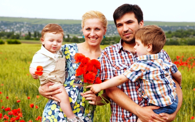 poza mama, tata si copiii, familie in camp cu maci