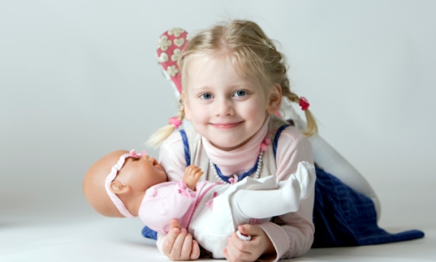 poza fetita frumoasa cu papusa