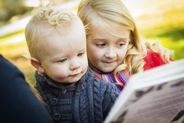 poza copii citesc o carte cu povesti