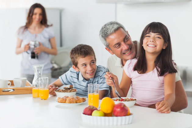 poza familie fericita in bucatarie