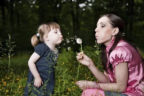 mama si copil in parc