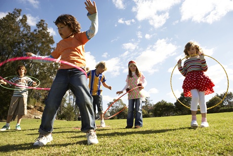 copii care se joaca in parc