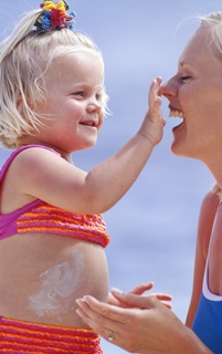 copil protejat cu crema impotriva razelor solare