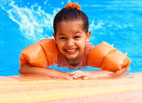 copil care inoata in piscina
