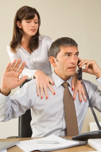 Barbat vorbind la telefon refuza atingerea partenerei