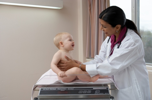Medic femeie consulta bebelus 