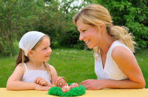 Mama si fiica in gradina, de Paste