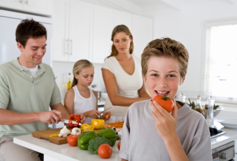 Familie pregatind salata de legume