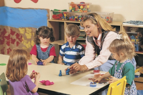 Educatoare si copii modeleaza plastilina