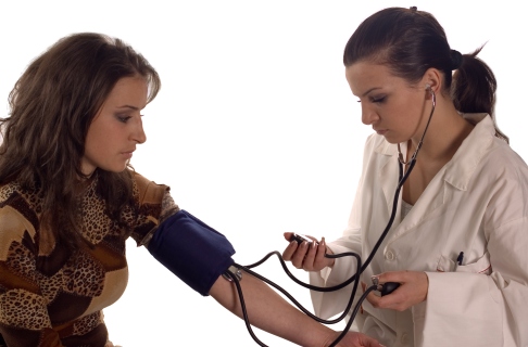 Medic verifica tensiunea arteriala a gravidei