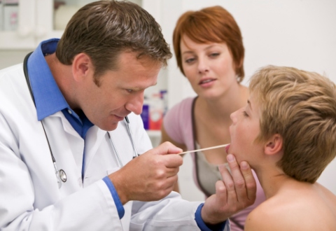 Medic consulta un copil