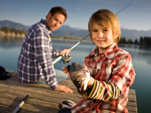 Tata si fiu la pescuit